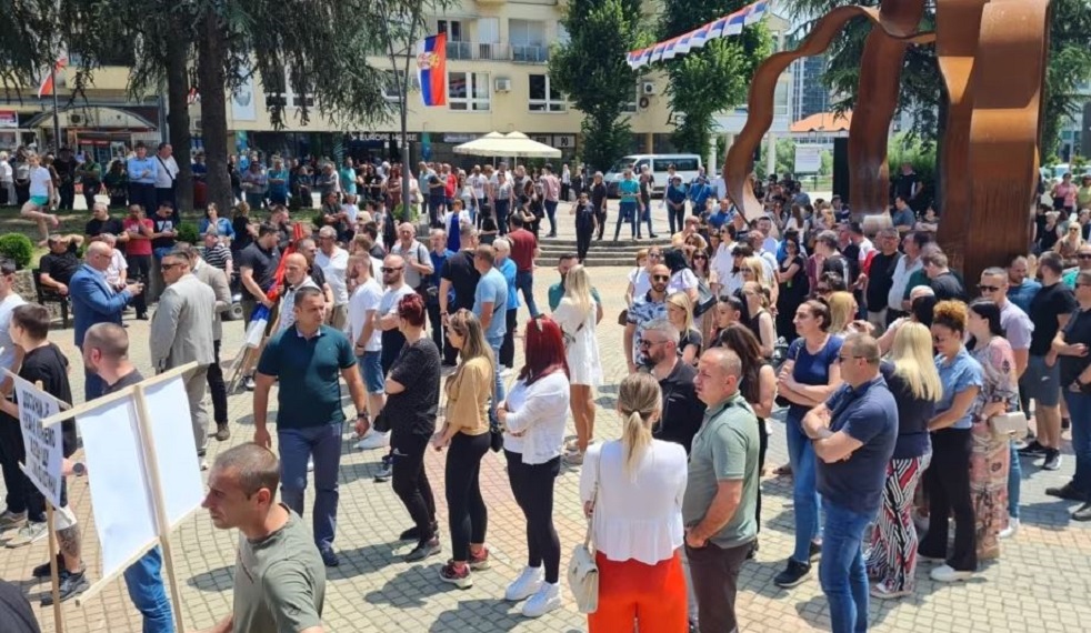 Serbet protestojne ne Mitrovicen e Veriut, nxjerrin Deklaraten e Vidovdanit
